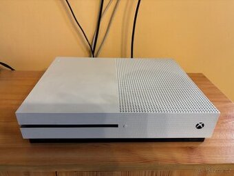 Xbox one S - 1TB s mechanikou