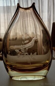 Váza s motivem ptáčka