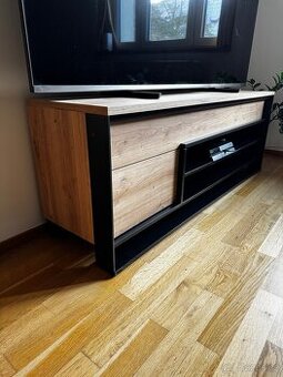 Komoda pod televizi