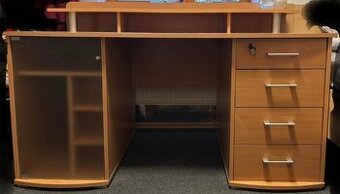 Prostorný psací stůl