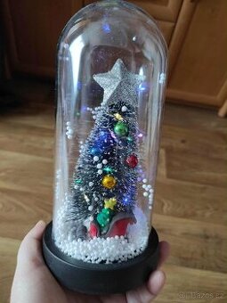 Velká vánoční baňka se stromečkem a světýlky