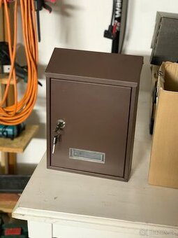 Ocelová poštovní schránka 215 x 305 x 70 mm - hnědá