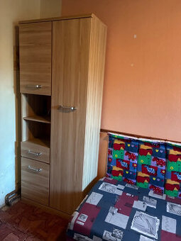 Vybavení pokoje ve světlé barvě asi bříza