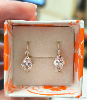 Stříbrné náušnice se zirkony.