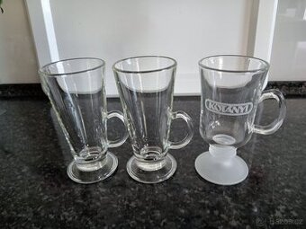 Sklenky na horký nápoj.