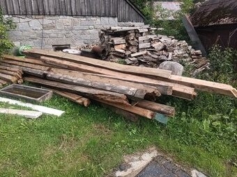 Ručně tesané trámy