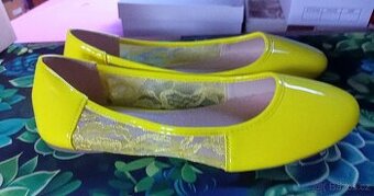 Lakované žluté balerínky