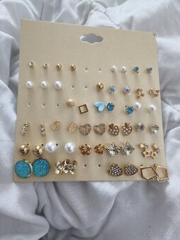 Paleta s náušnicemi. Několik párů jsem si nechala, viz foto