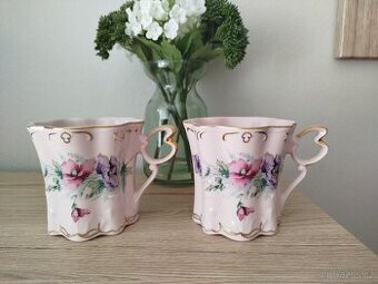 2 hrnky a maceškami