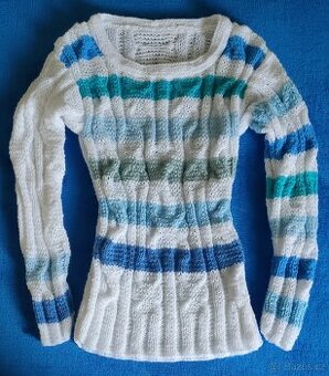 RUČNĚ PLETENÝ, NOVÝ, JEMNÝ, BÍLO-MODRÝ SVETŘÍK: S-M nenošený