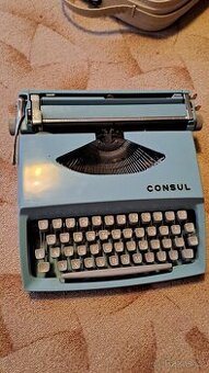 psací stroj Consul. 