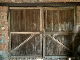 Stará dřevěná vrata, zachovalá