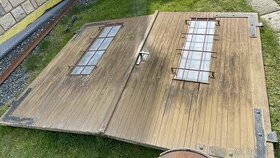 Dvoukřídlá dřevěná zachovalá vrata do garáže 240x180
