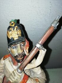 dřevěná vyřezávaná figurka raněného vojáka R-U armáda