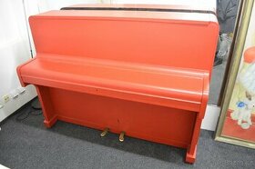 Červené pianino Kašpar.