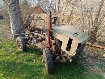 Traktor ARO 10 domácí výroby.