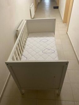 Dětská postýlka, délka 115 cm, šířka 60 cm, s matrací.