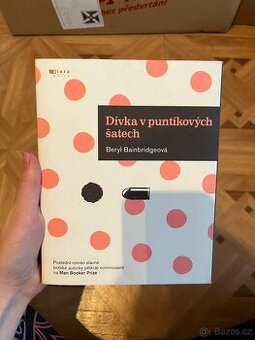 Dívka v puntíkových šatech
