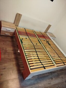 Prodám postel 200cm x 180cm i s rošty a nočními stolky