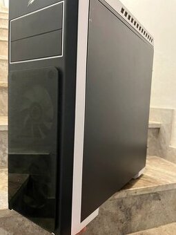 PC Skříň Evolved Ray4 + 5 RGB Ventilátorů