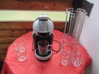 Kávovar Krupps KP Dolce Gusto+Stojan na kapsle+hrnečky