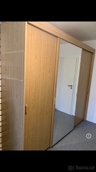 Šatní skříň se zrcadlem