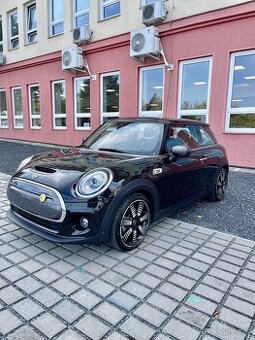 Mini Cooper SE, 135Kw, 37kWH, HUD, DPH, pěkný vůz