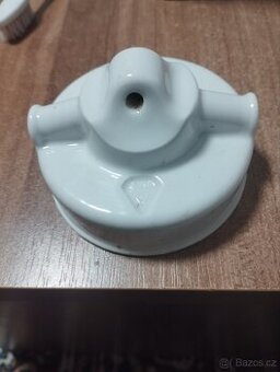 Staré porcelánové světlo bez skla izolatory