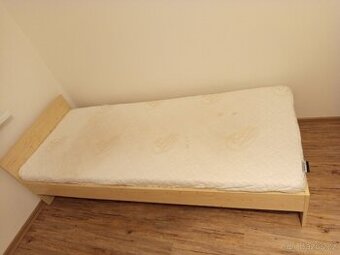 Postel dřevěná s roštem a matrací