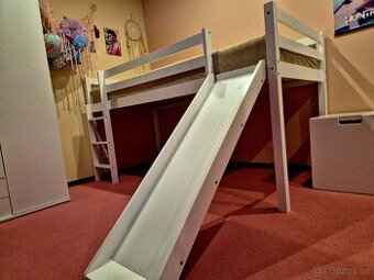 Postel se skluzavkou