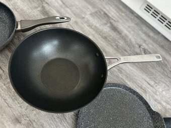 Pánev wok + nepřilnavá granitová pánev