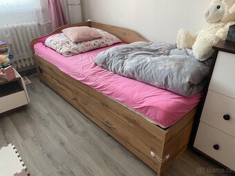 Postel s úložným prostorem