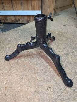 Stojánek na vánoční stromek litinový