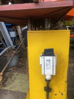 Spodní frézka - téměř nepoužívaná - česká výroba