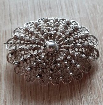 Stará stříbrná filigranová brož