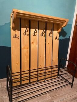 Věšáky s botníkem