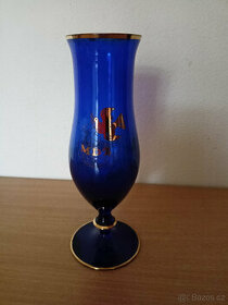 váza z modrého skla