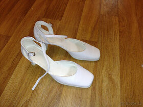 Dámské boty bílé na podpatku velikost 40