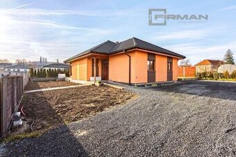 Prodej moderní dřevostavby 4+kk s  vyhřívaným bazénem, okras
