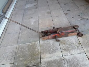 Hydraulický zvedák na traktor - 1