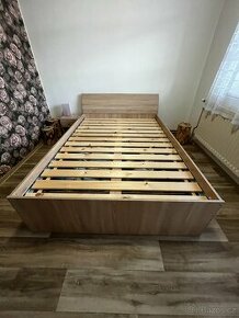 Postel s matrací 140x200cm, rošt a noční stolky - 1