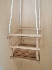 Dětská zahradní dřevěná houpačka