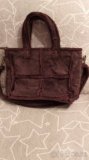 Hnědá kabelka s kožešinou cross body popruh
