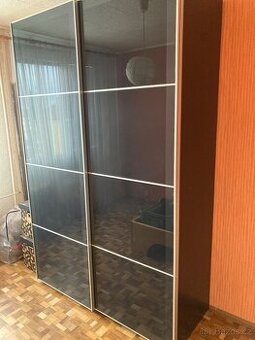 Šatní skříň IKEA s posuvnými dveřmi