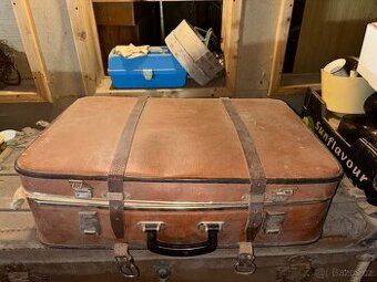 Starý kufr, vlna na ruční výrobu koberců