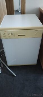 Myčka nádobí AEG s práškem, leštidlem a solí (AEG)