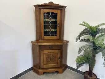 Rohová vyřezávaná vitnína s vitrážním sklem. Rustikal