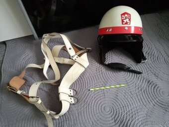 /// Stará policejní přilba VB, SNB, + Opasek ///