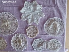 Háčkované dečky, různé tvary, barené/bílé