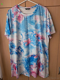 Noční košile, trička, bunda, papuče, kalhotky a kapesníky